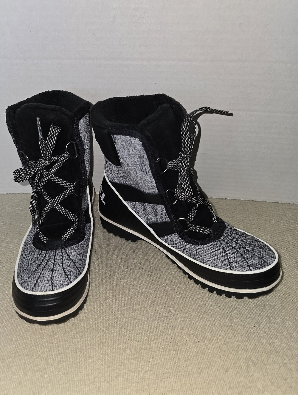 Sorel Tivoli II Women’s Black & Gray Winter Lace-Up Boots size 7